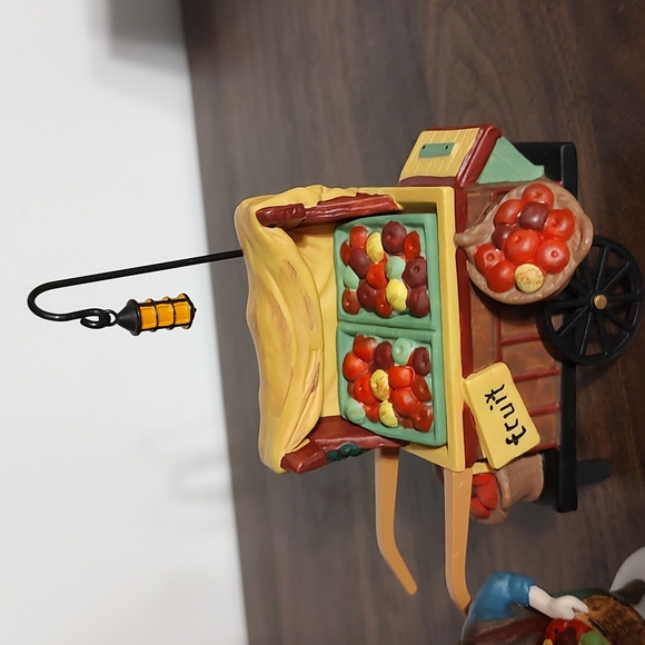 Department 56 the heritage Village Collection Chelsea market fruit monger & cart - Picture 4 of 9